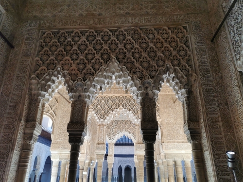alhambra,andalousie,voyage,palais nasrides,plus ultra,devise,arcs,lumière,étoile,cour des lions,tour des dames,architecture,sculpture,décor