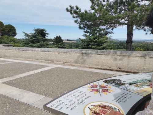 avignon,othoniel,rocher des doms,place du palais des papes,place de l'horloge,chapelle des pénitents noirs,balade,culture