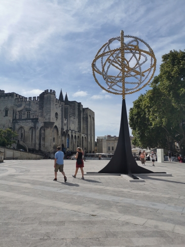 avignon,othoniel,rocher des doms,place du palais des papes,place de l'horloge,chapelle des pénitents noirs,balade,culture