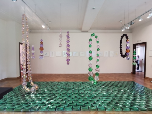 othoniel,diary of happiness,exposition,villa empain,bruxelles,journal du bonheur,voyages,soufre,verre,perles,briques,sculptures,couleurs,lumière,art