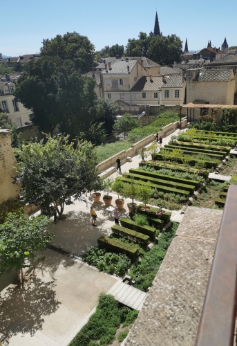 lee ufan,relatum,exposition,palais des papes,avignon,espace,nature,culture,dialogue,temps