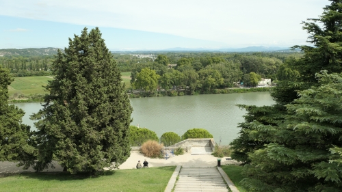 avignon,othoniel,rocher des doms,place du palais des papes,place de l'horloge,chapelle des pénitents noirs,balade,culture