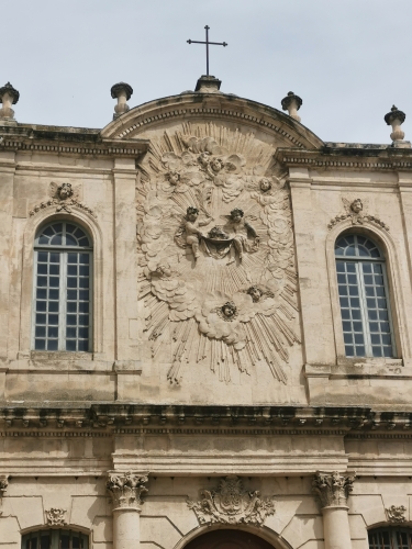 avignon,othoniel,rocher des doms,place du palais des papes,place de l'horloge,chapelle des pénitents noirs,balade,culture