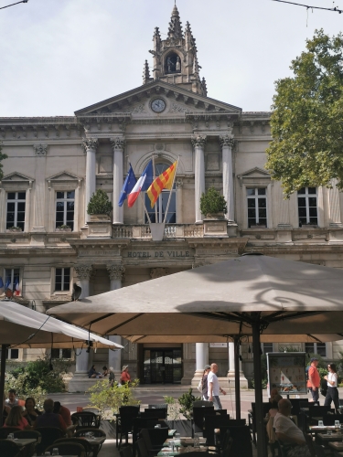 avignon,othoniel,rocher des doms,place du palais des papes,place de l'horloge,chapelle des pénitents noirs,balade,culture