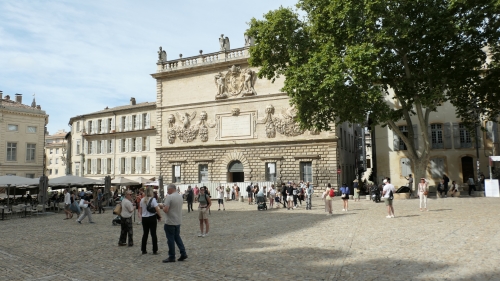 avignon,othoniel,rocher des doms,place du palais des papes,place de l'horloge,chapelle des pénitents noirs,balade,culture